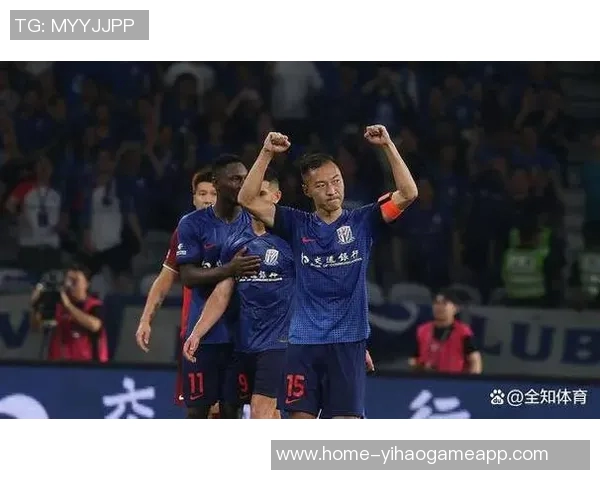 上海申花足球队奋勇争先力争中超冠军展现团队精神与球迷热情 上海申花足球队奋勇争先力争中超冠军展现团队精神与球迷热情